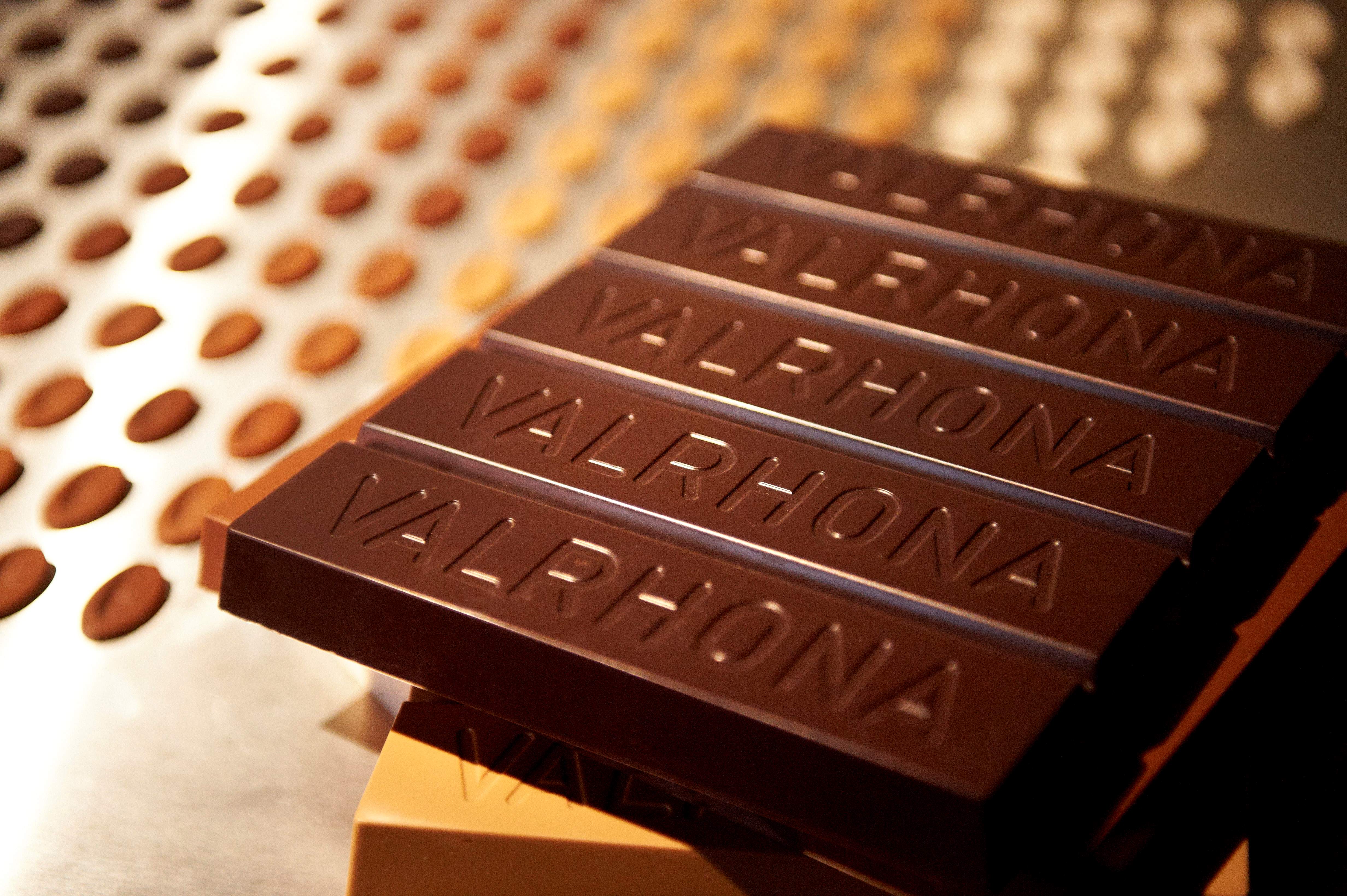 Gros plan sur des tablettes de chocolat Valrhona, avec une mise au point au premier plan et un arrière-plan flou. Photo © Laurent Vu.